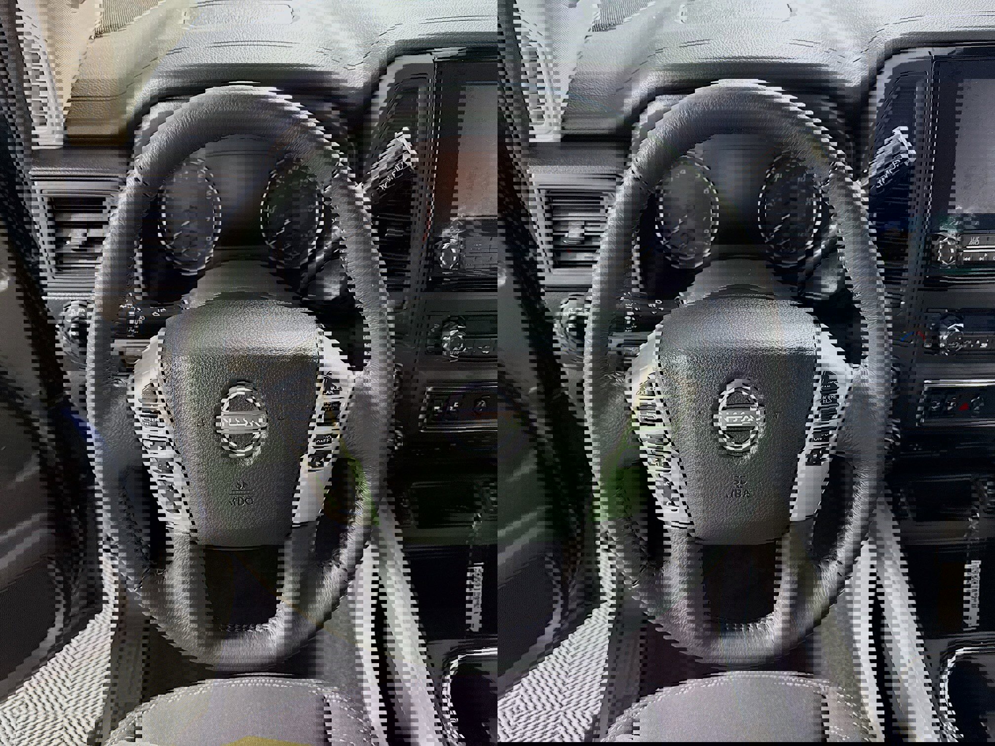 Used 2024 Nissan Titan SV w/ SV Convenience Package image 13