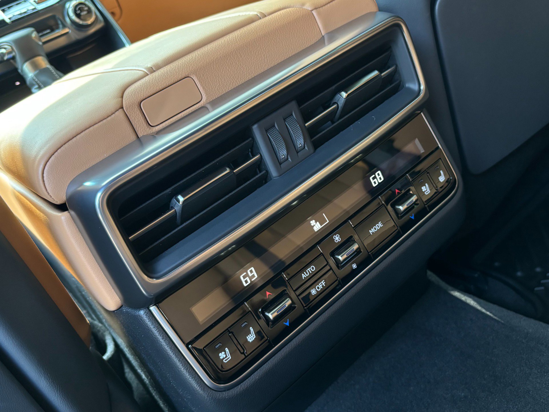 Used 2025 Lexus LX 600 4WD w/ Accessory Package (2T) image 21