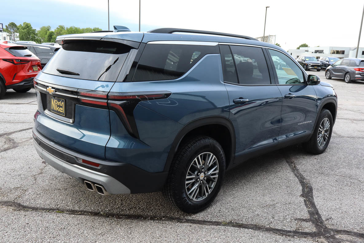 Used 2025 Chevrolet Traverse LT FWD image 4