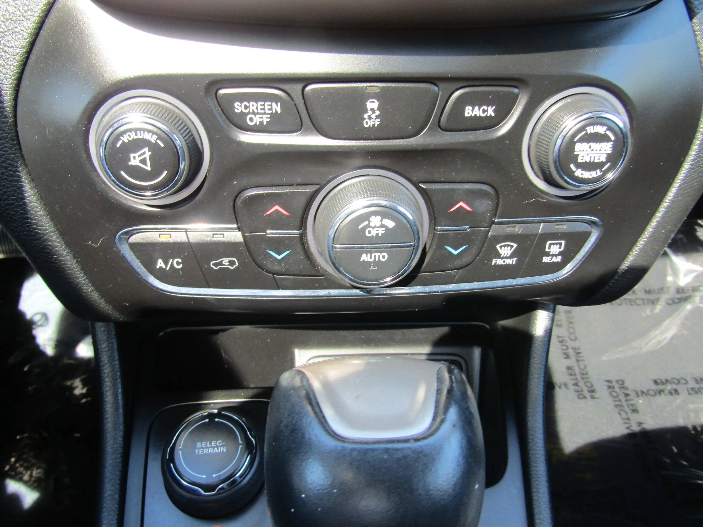 Used 2015 Jeep Cherokee Limited image 32