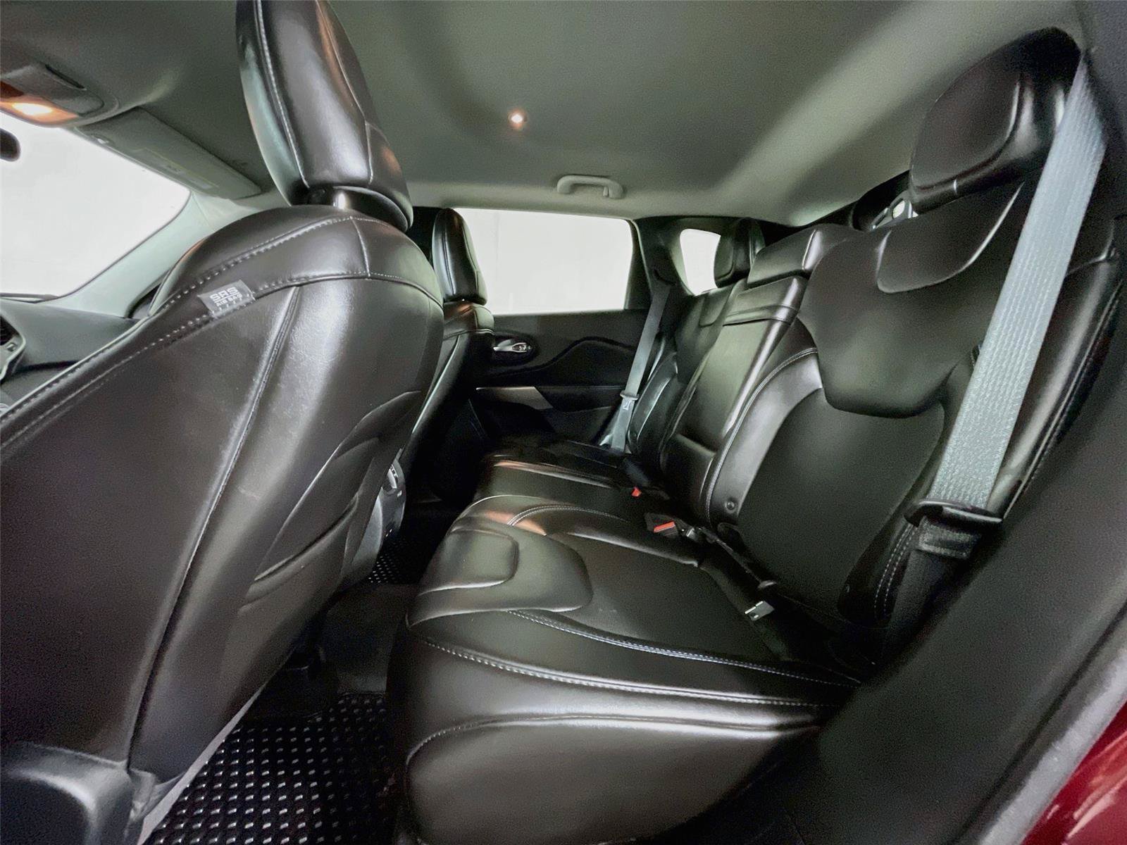 Used 2019 Jeep Cherokee Latitude Plus w/ Cold Weather Group FWD image 26