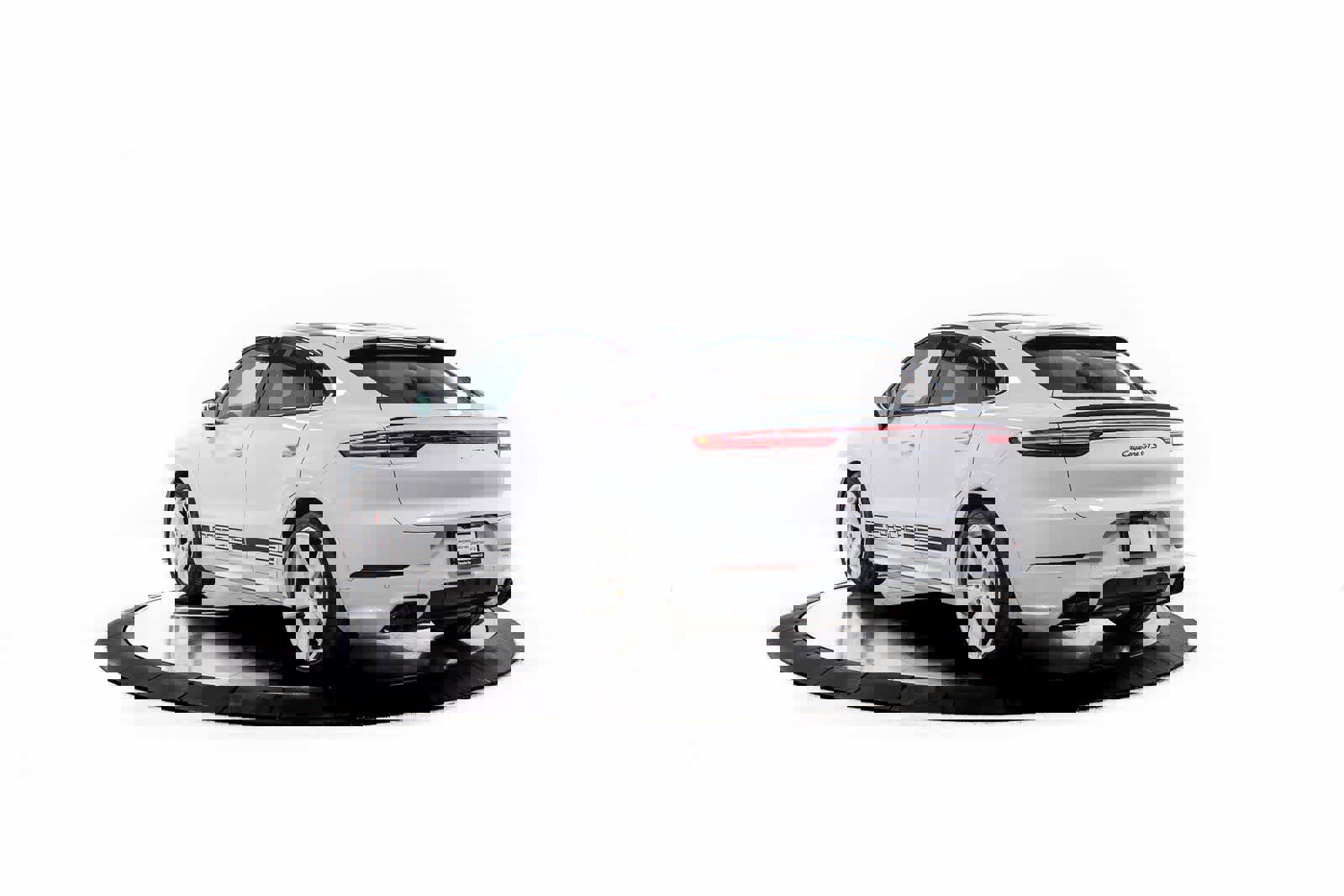 Certified 2023 Porsche Cayenne GTS image 3