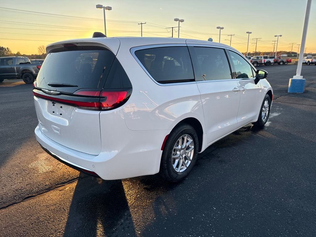 New 2026 Chrysler Pacifica Select image 5