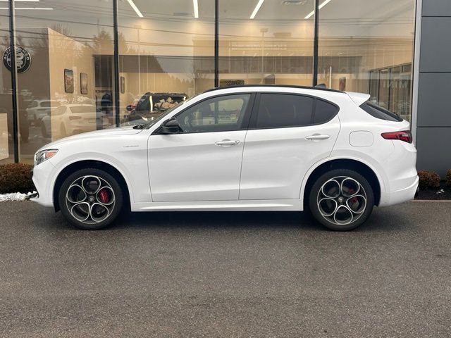 Used 2022 Alfa Romeo Stelvio Veloce AWD/4WD image 3