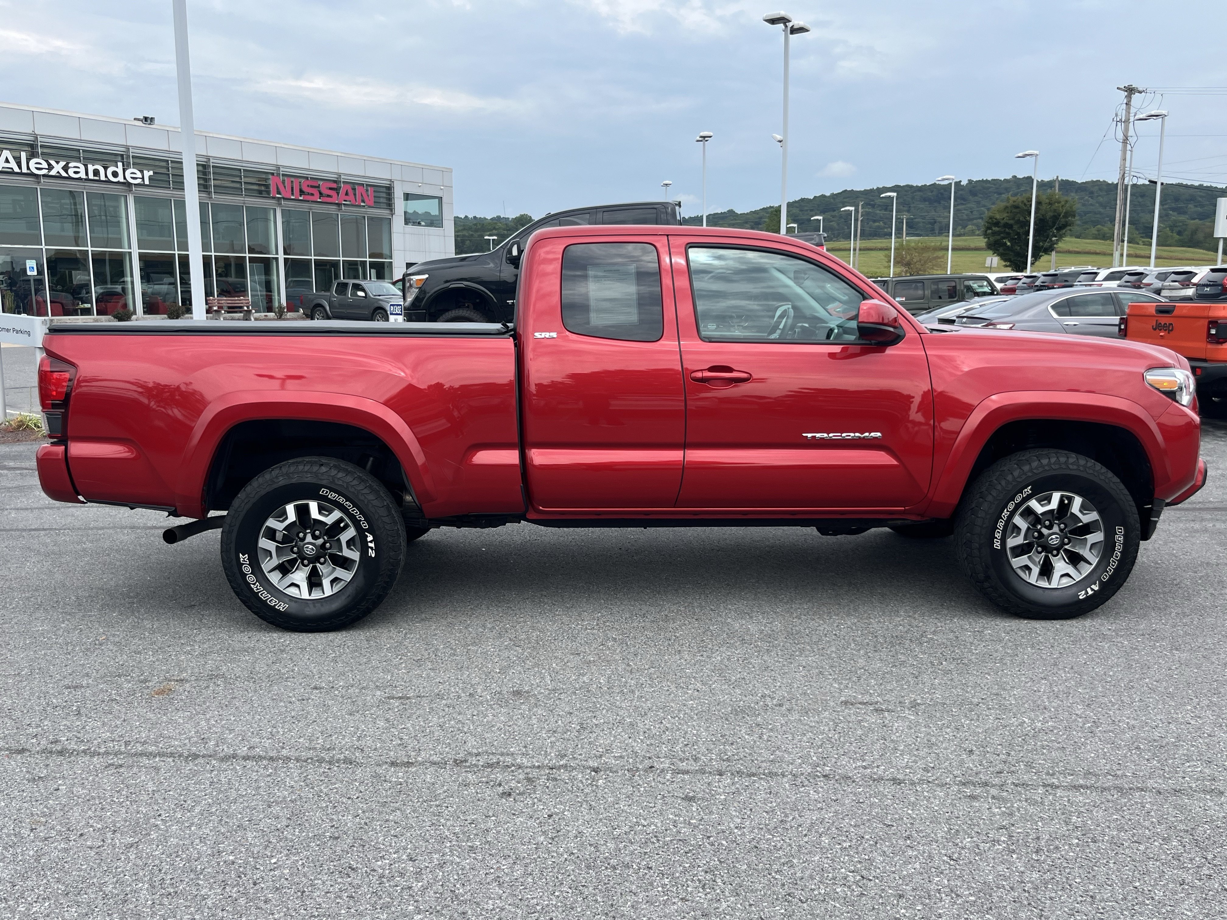 Used 2022 Toyota Tacoma SR5 AWD/4WD image 2