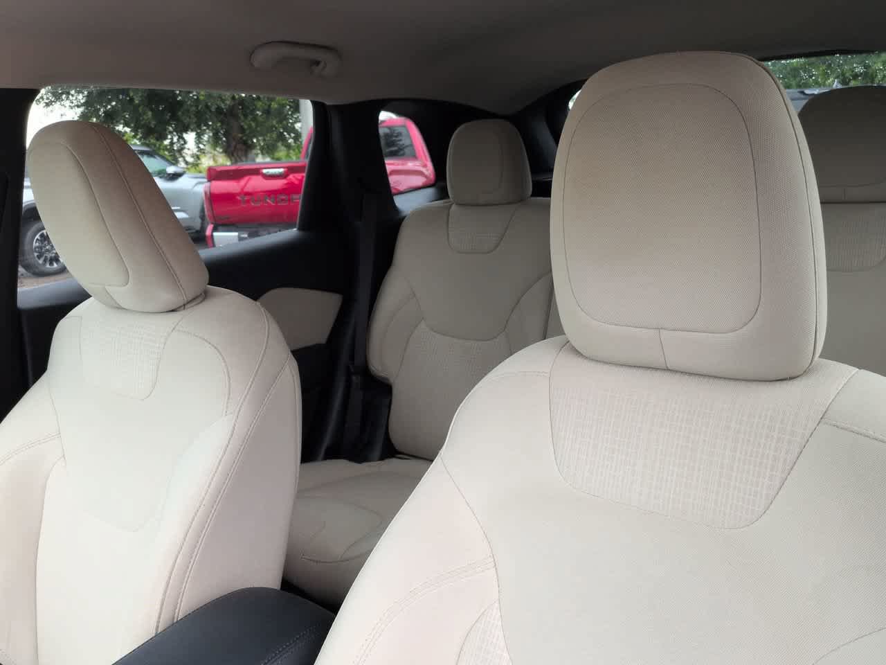 Used 2017 Jeep Cherokee Latitude w/ Safety/Convenience Group FWD image 8