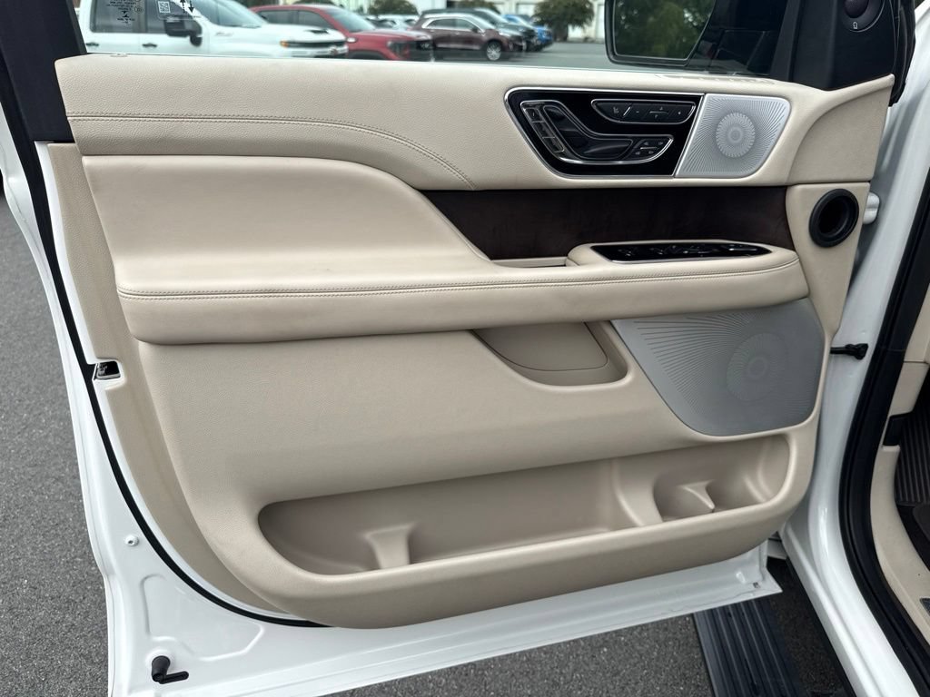 Used 2021 Lincoln Navigator Reserve w/ Luxury Package AWD/4WD image 16