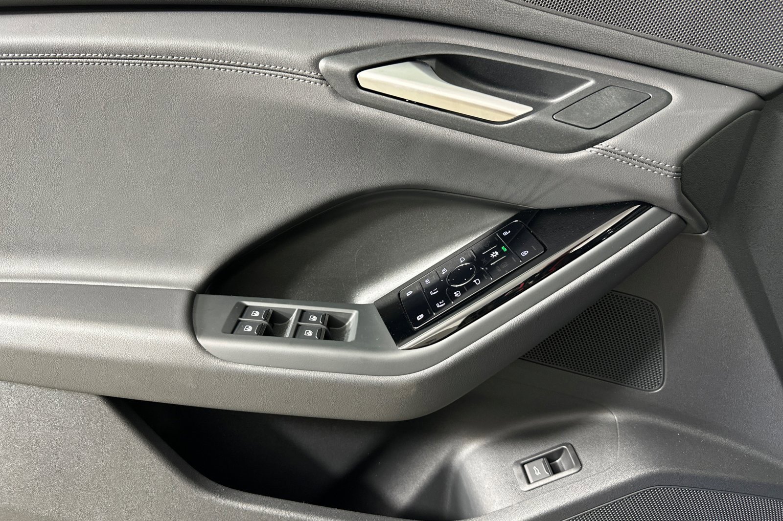 New 2025 Audi Q6 e-tron Premium Plus image 10