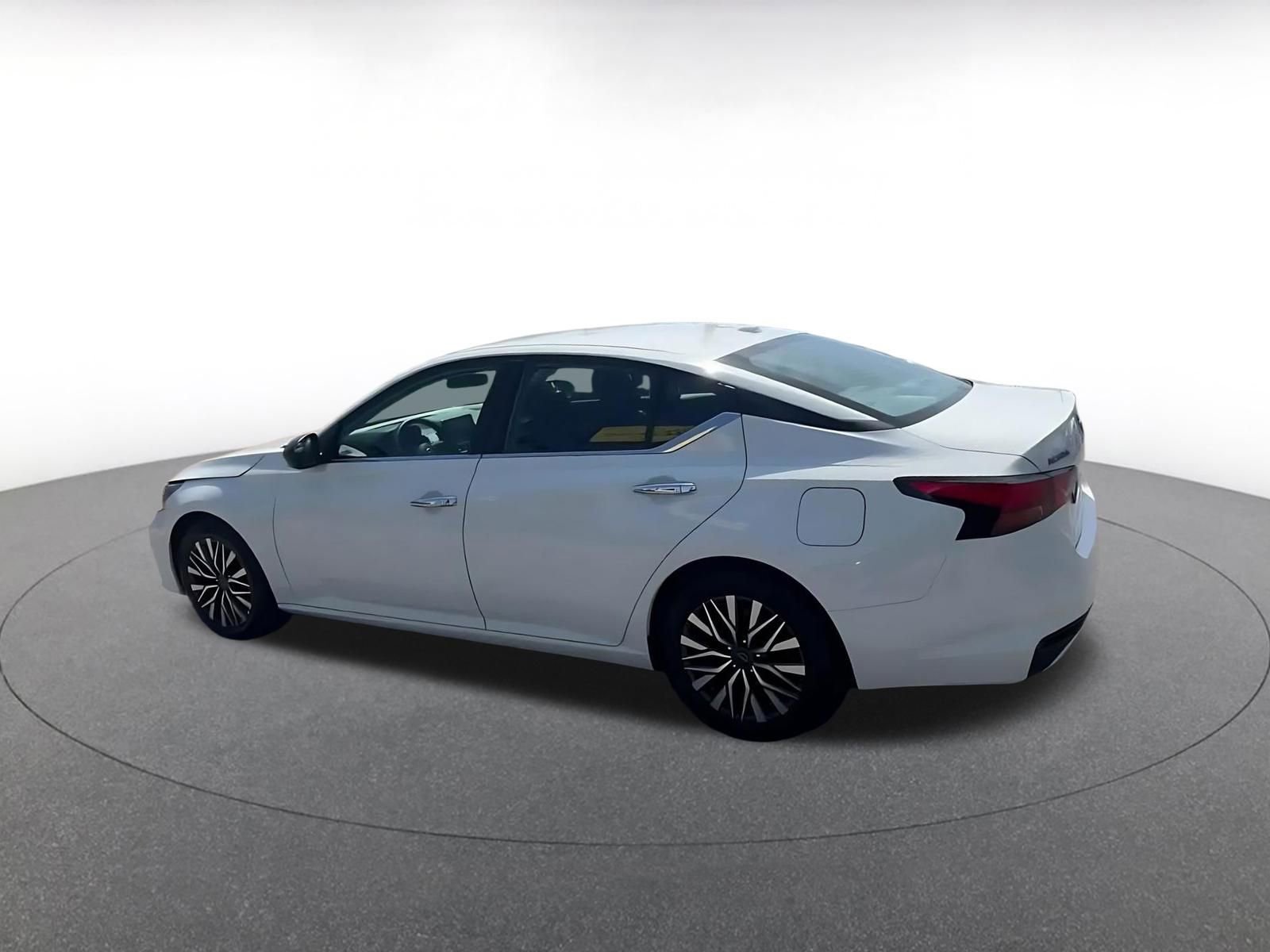 Used 2025 Nissan Altima 2.5 SV FWD image 10