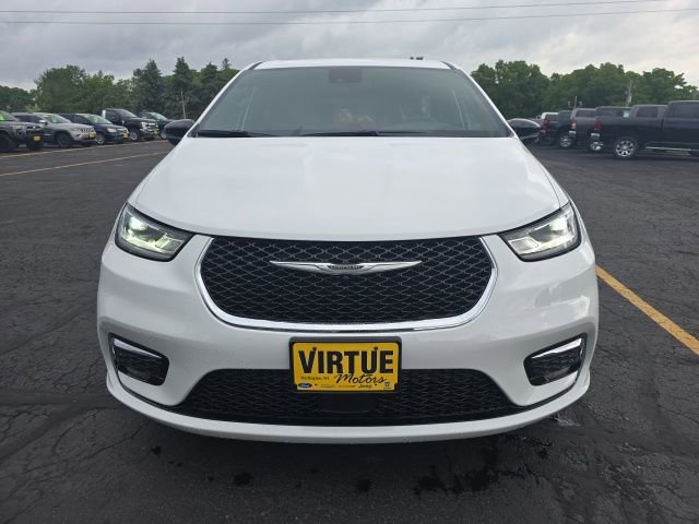 New 2025 Chrysler Pacifica Select w/ Uconnect Theater Family Group image 2