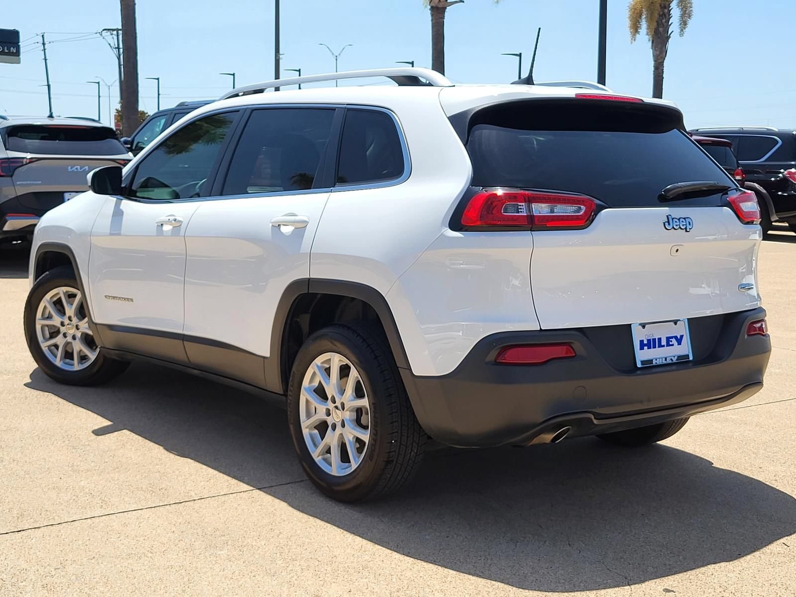 Used 2018 Jeep Cherokee Latitude Plus w/ Cold Weather Group FWD image 3