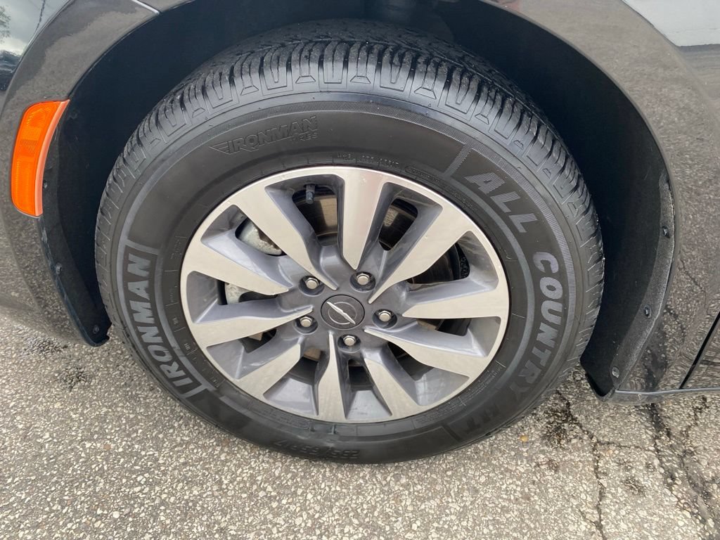 Used 2023 Chrysler Pacifica Touring-L FWD image 30