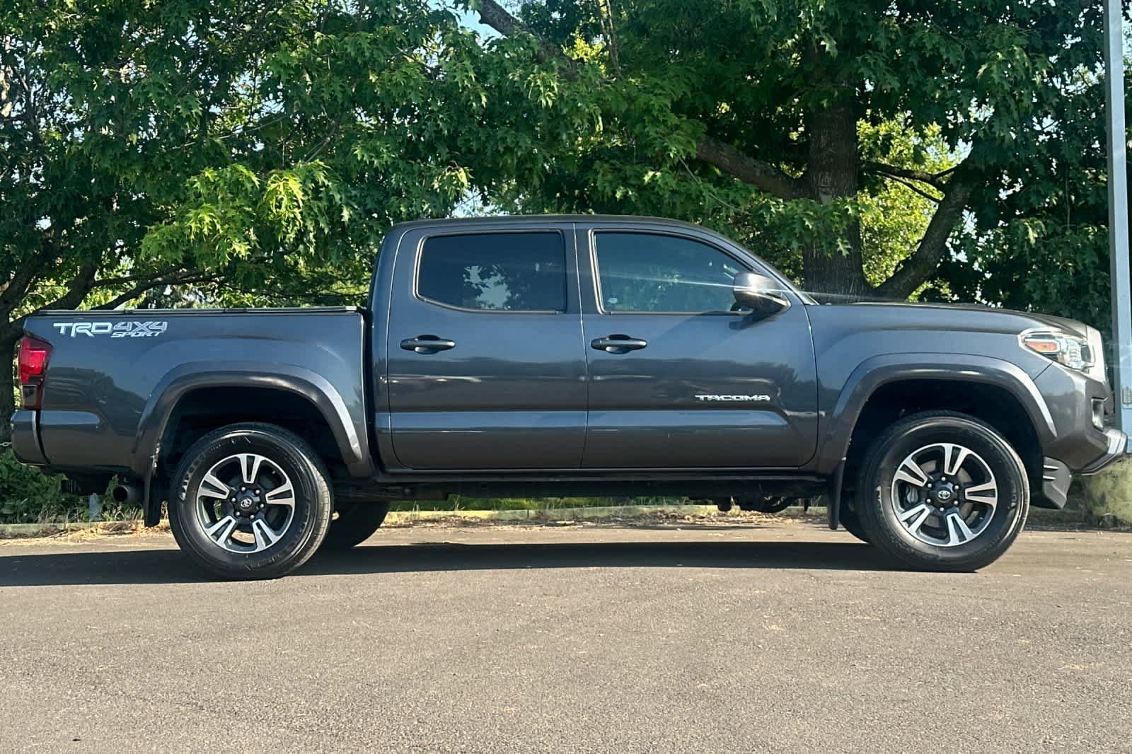 Used 2019 Toyota Tacoma TRD Sport AWD/4WD image 8