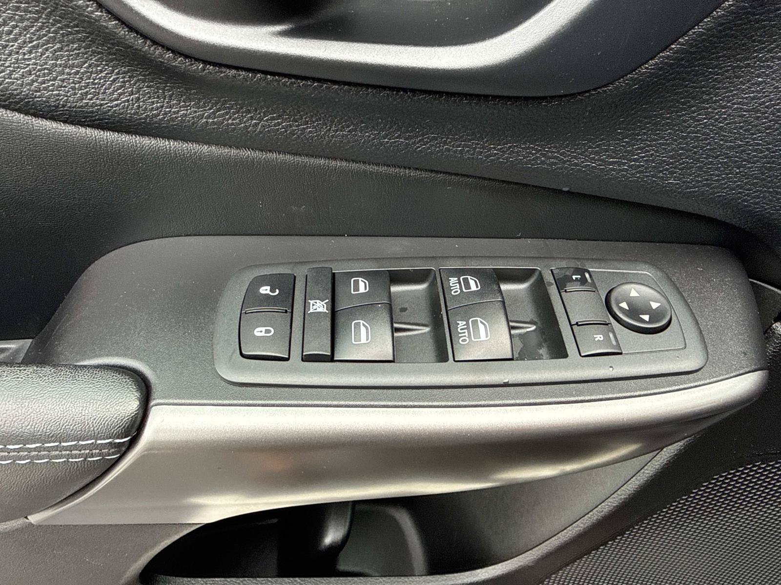 Used 2020 Jeep Cherokee Latitude Plus w/ Comfort/Convenience Group AWD/4WD image 21