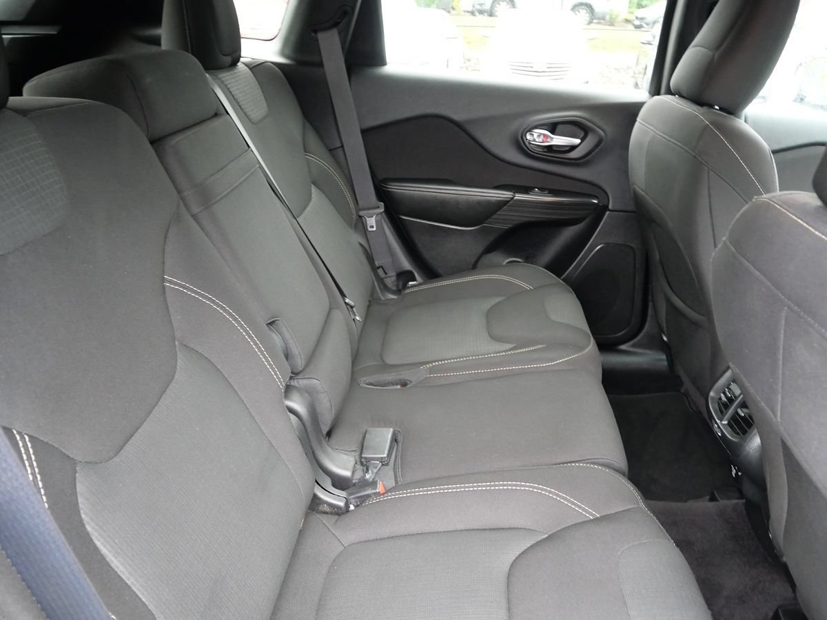 Used 2016 Jeep Cherokee Latitude w/ Safety/Convenience Group AWD/4WD image 30