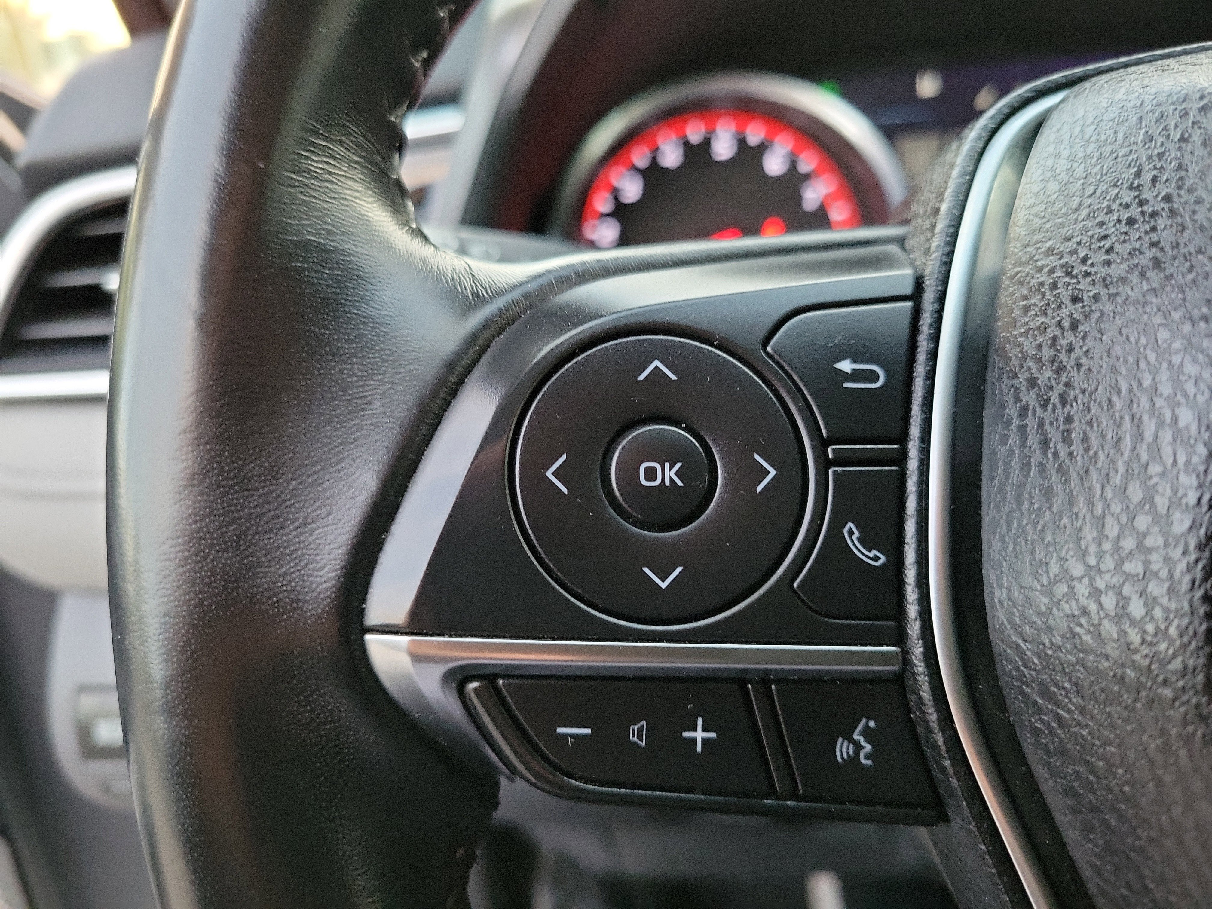 Used 2018 Toyota Camry XSE image 7