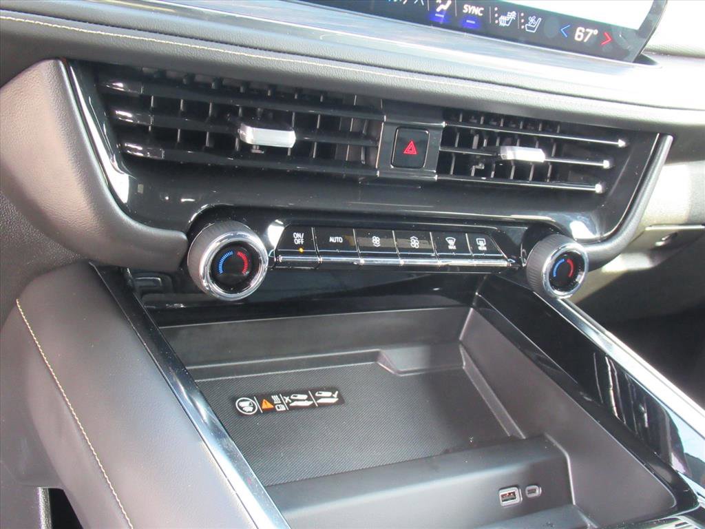 Used 2025 Chevrolet Suburban Premier image 25