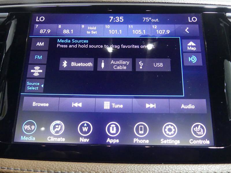 Used 2020 Chrysler Pacifica Limited w/ Tire & Wheel Group FWD image 37