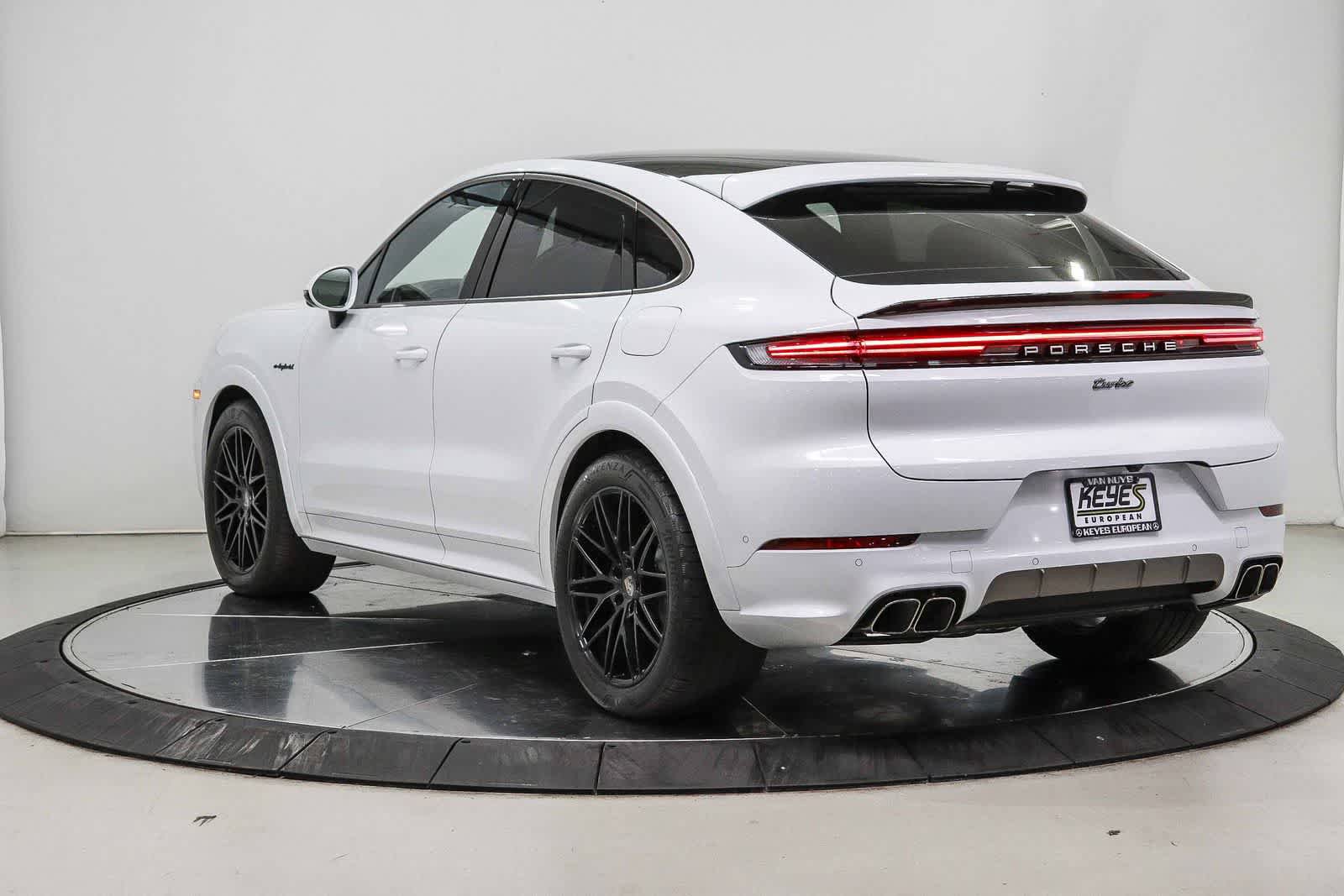Used 2025 Porsche Cayenne Turbo AWD/4WD image 2