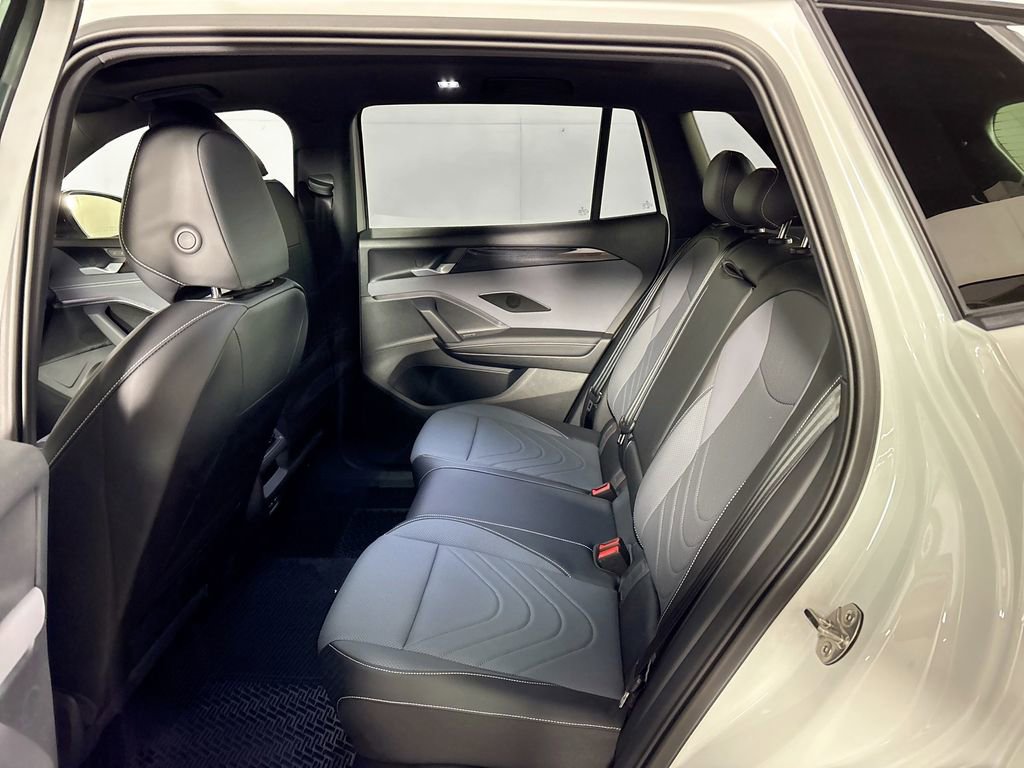 New 2025 Volkswagen Tiguan SE R-Line image 19