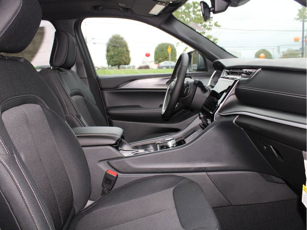 New 2025 Jeep Grand Cherokee Laredo X w/ Luxury Tech Group I image 26