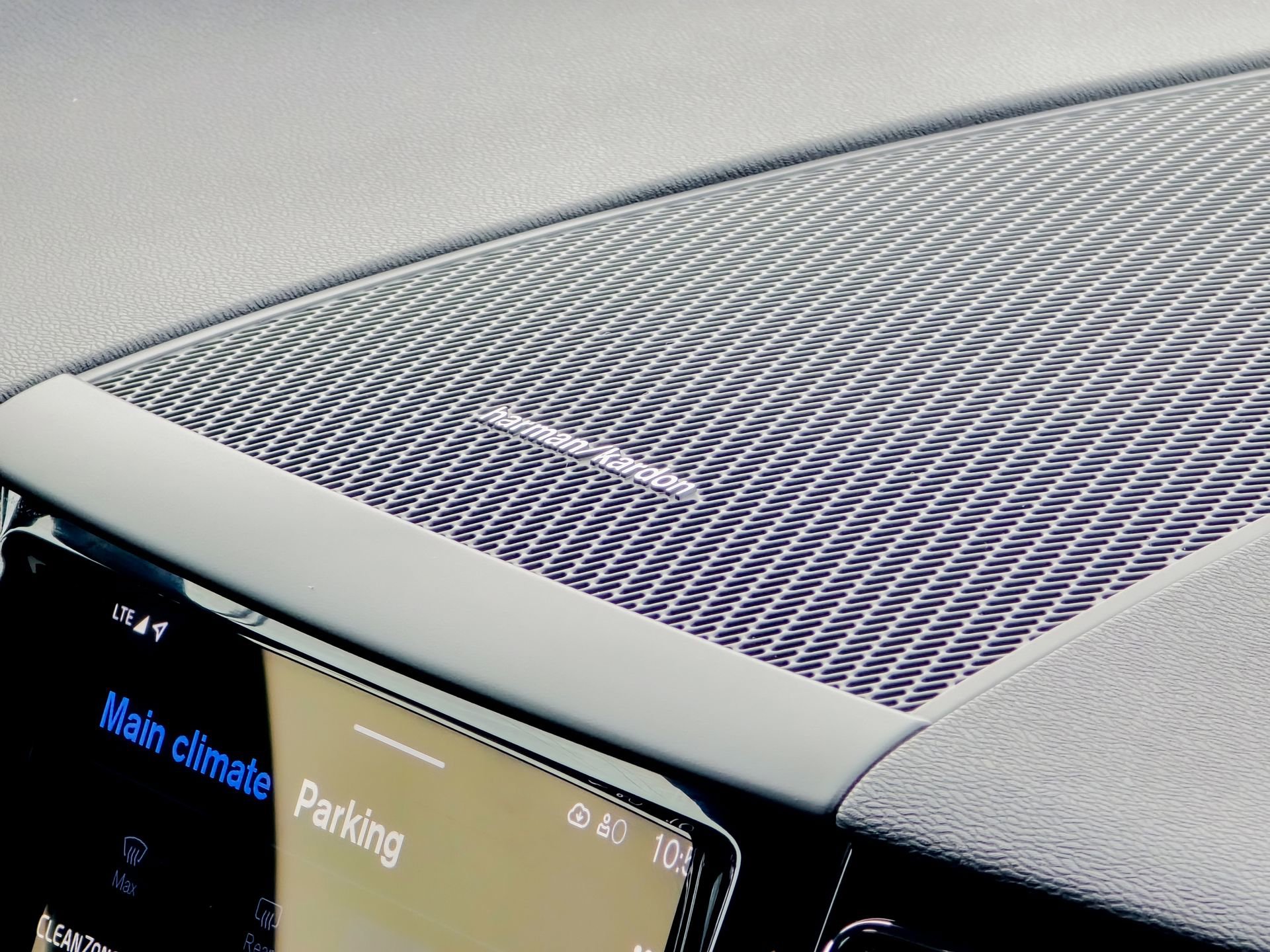 Used 2024 Volvo XC60 T8 Plus w/ Climate Package image 26