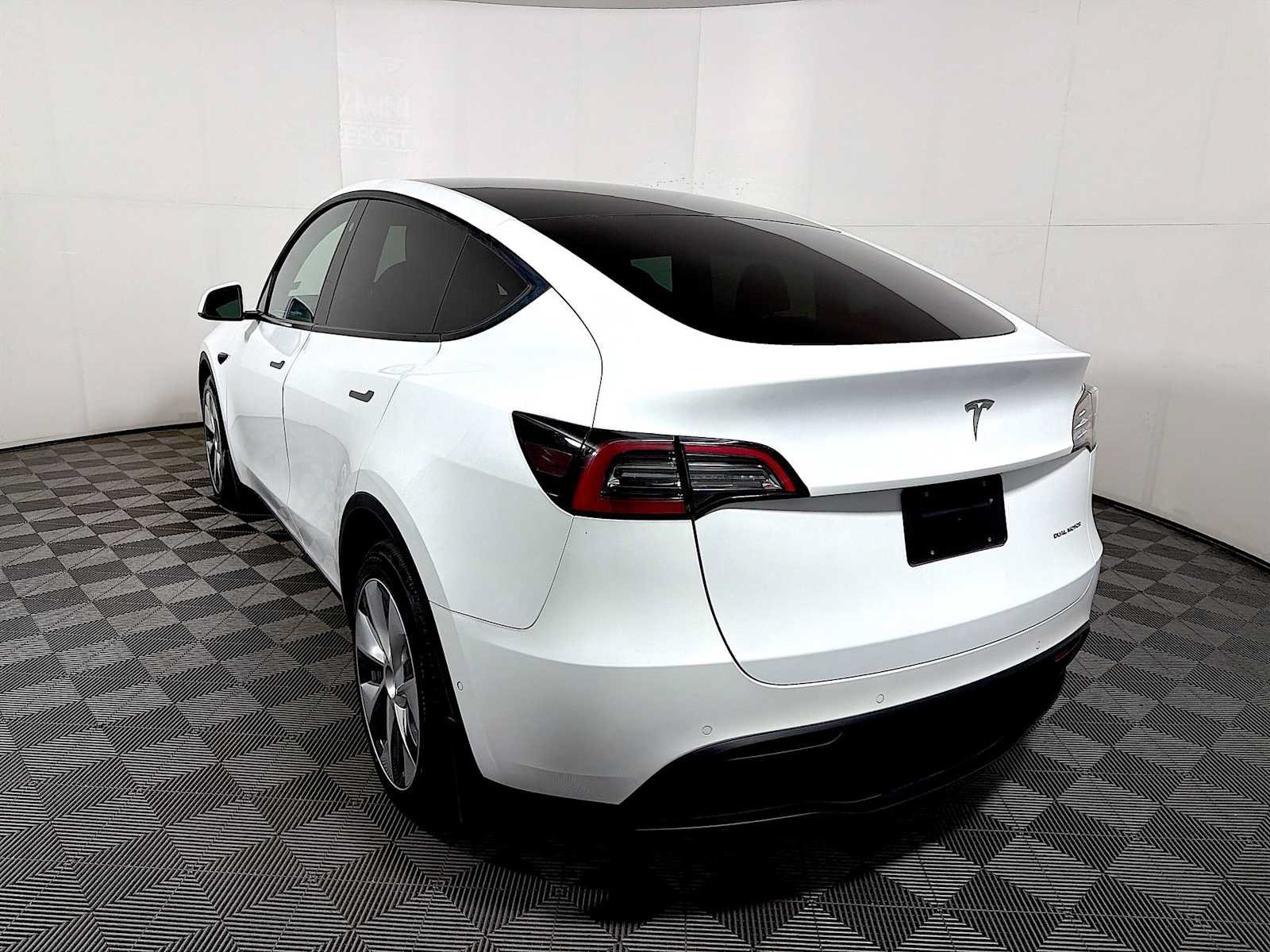 Used 2022 Tesla Model Y Long Range AWD/4WD image 5
