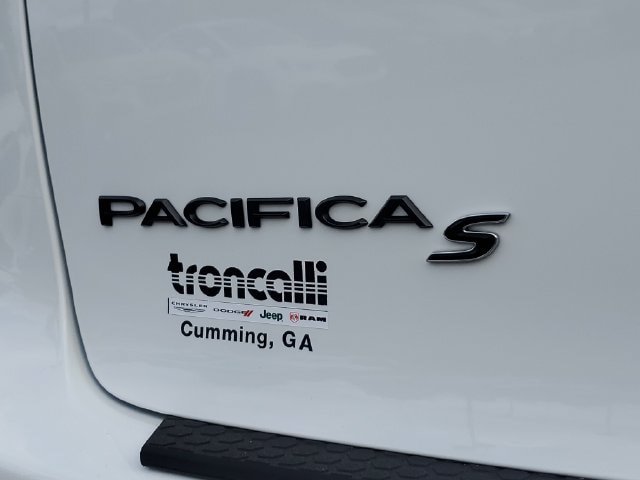 Certified 2025 Chrysler Pacifica Limited FWD image 11