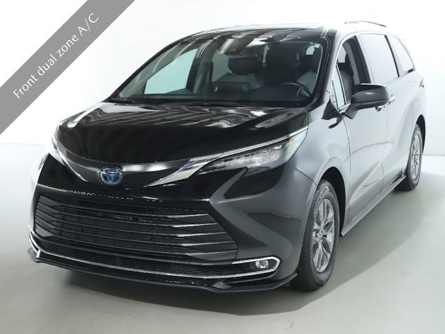 Used 2024 Toyota Sienna XLE image 3