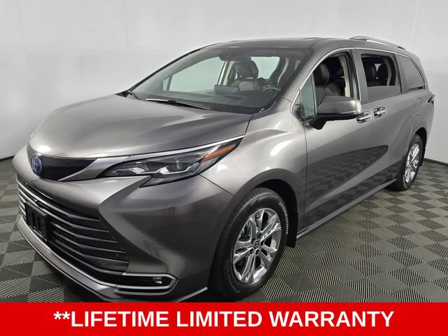 Used 2024 Toyota Sienna Platinum AWD/4WD image 3