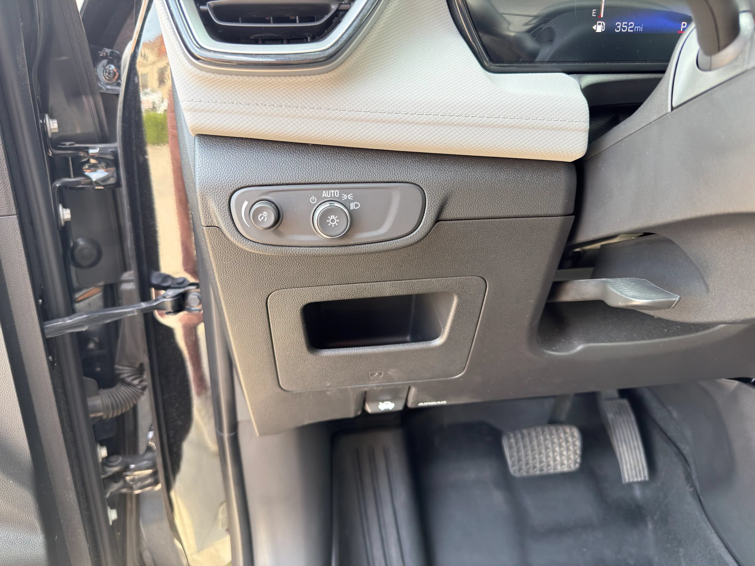Used 2025 Chevrolet TrailBlazer LT w/ LT Cold Weather Package FWD image 11