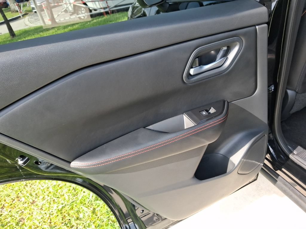 Used 2025 Nissan Rogue SV AWD/4WD image 10