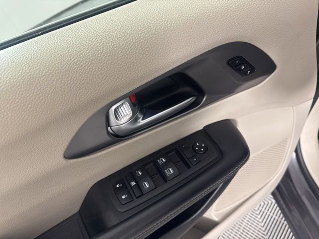 Used 2023 Chrysler Pacifica Touring-L image 32