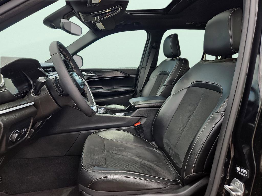 Used 2024 Jeep Grand Cherokee Altitude RWD image 13