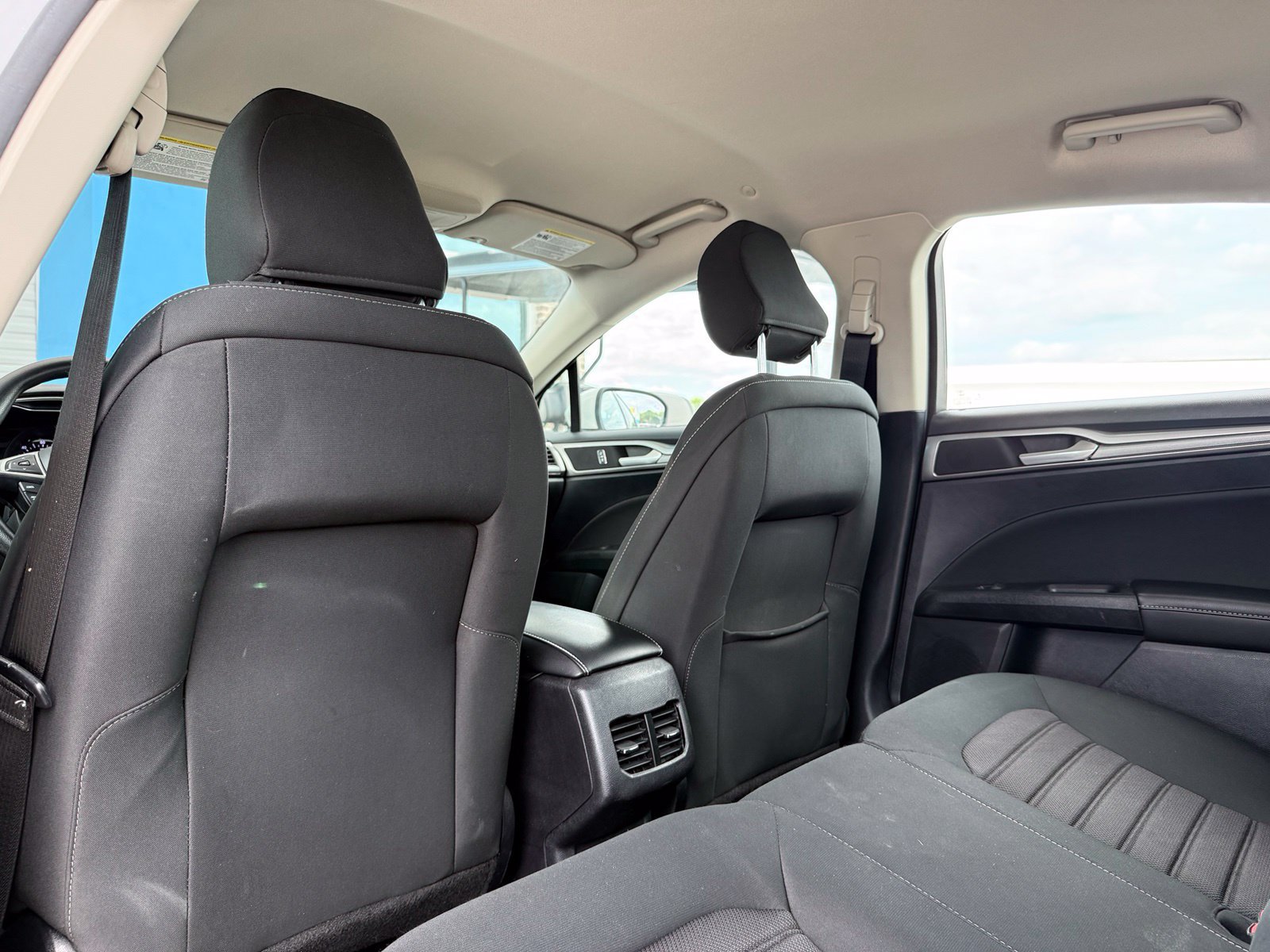 Used 2020 Ford Fusion SE FWD image 14