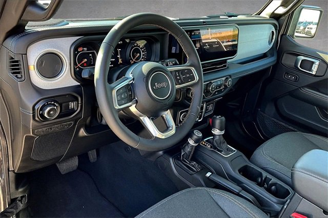 Used 2025 Jeep Wrangler Sahara image 10