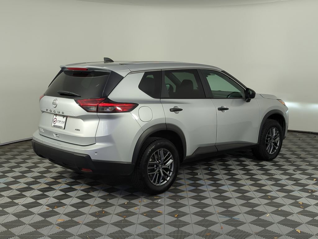 Used 2024 Nissan Rogue S image 5