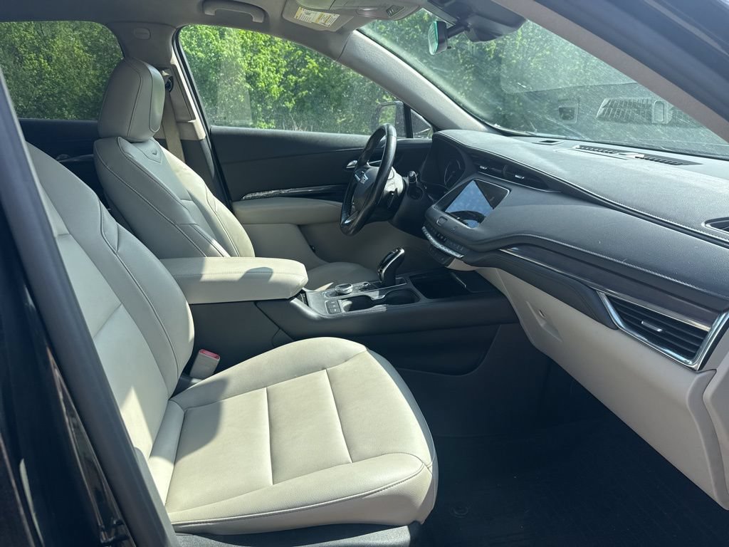 Used 2021 Cadillac XT4 Luxury w/ Cold Weather Package FWD image 4