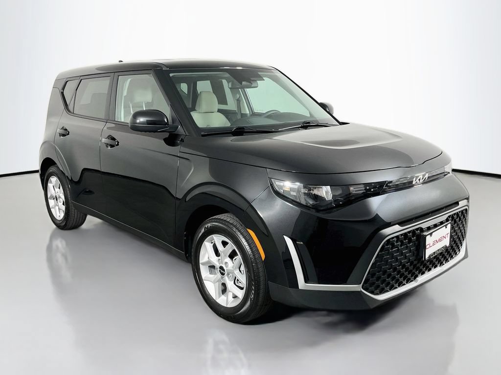 Used 2025 Kia Soul LX FWD image 4