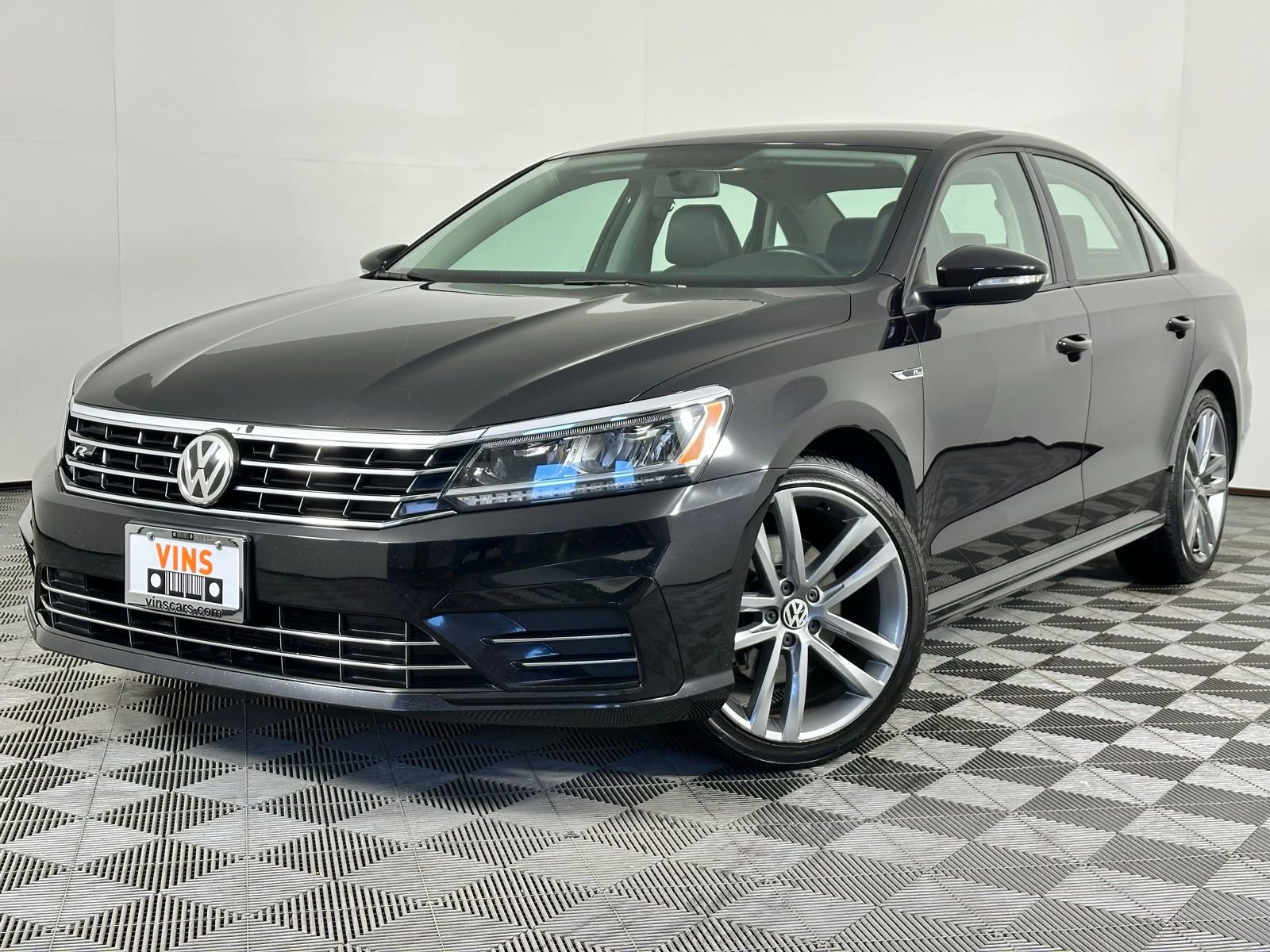 Used 2018 Volkswagen Passat 2.0T R-Line w/ R-Line Lighting Package image 34