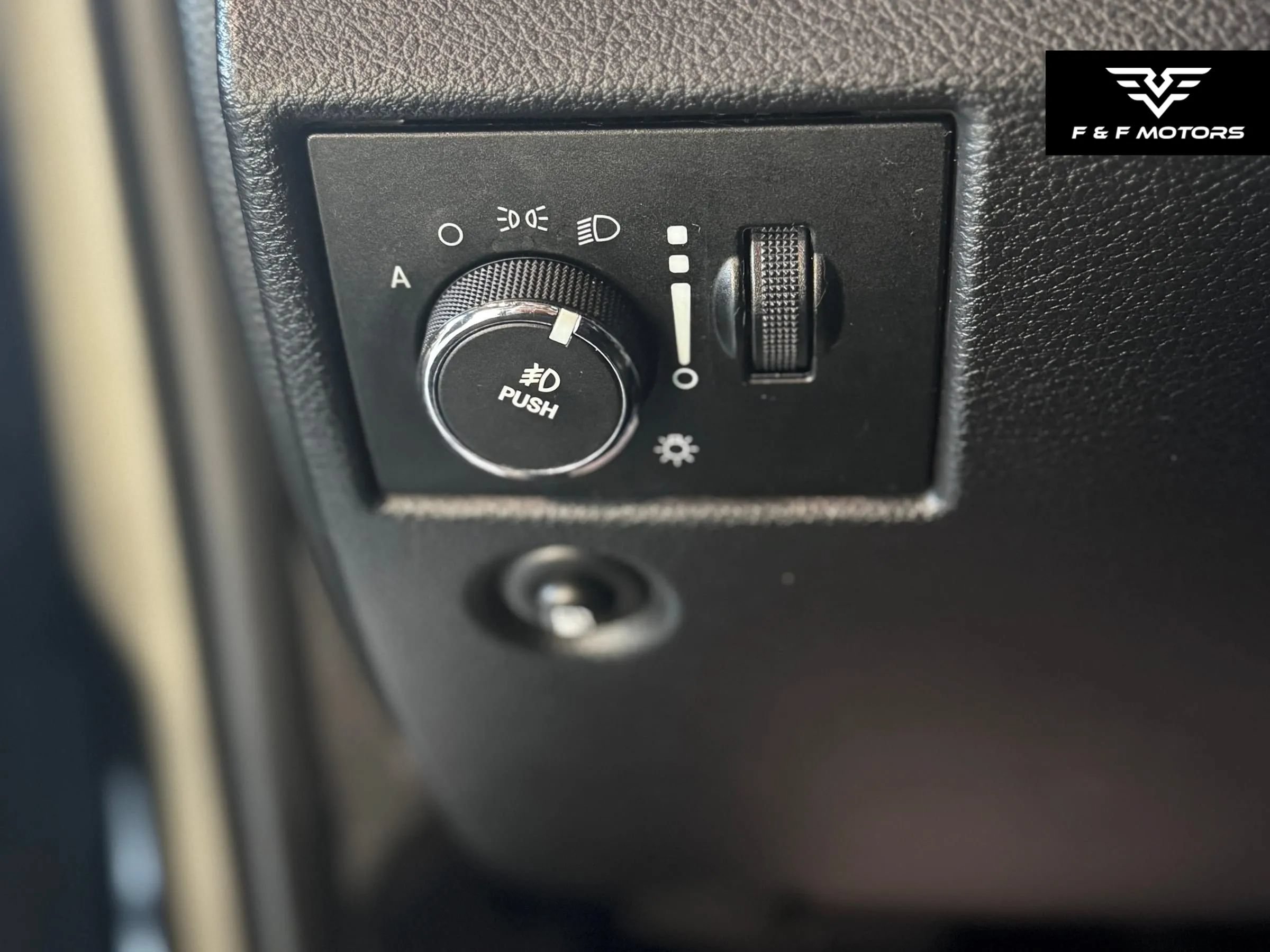 Used 2012 Jeep Grand Cherokee Laredo AWD/4WD image 17