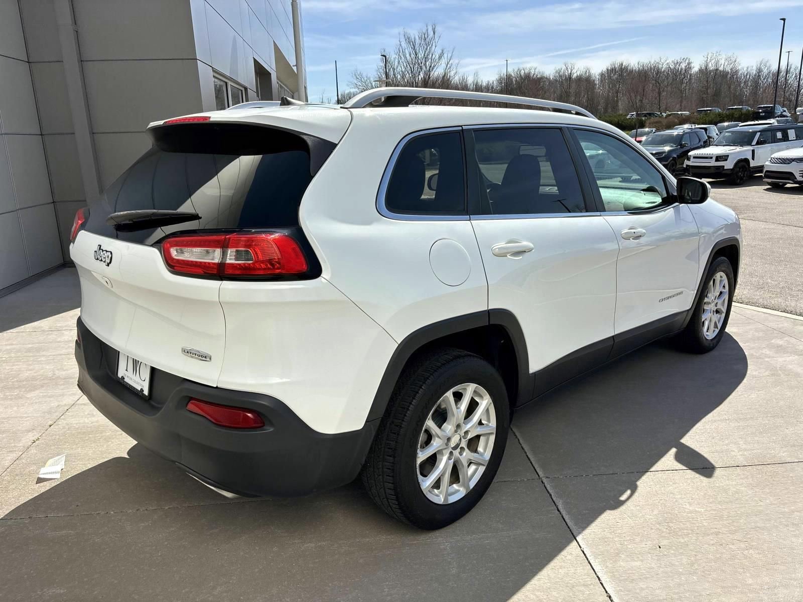 Used 2017 Jeep Cherokee Latitude w/ Comfort/Convenience Group FWD image 5