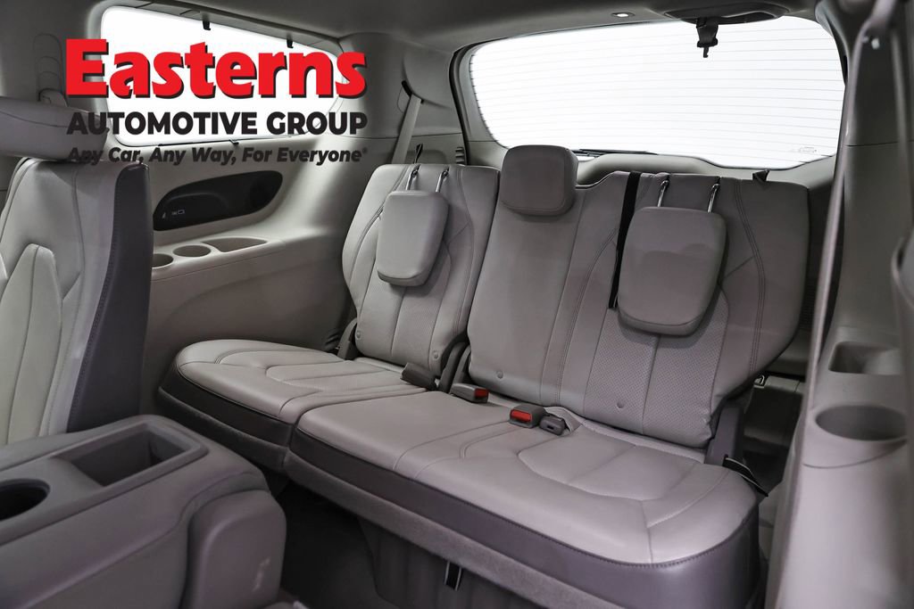 Used 2017 Chrysler Pacifica Touring-L Plus w/ Advanced Safetytec Group FWD image 27