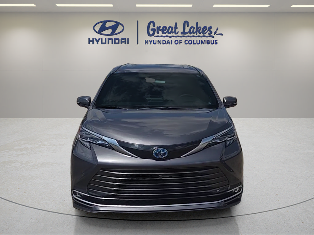 Used 2025 Toyota Sienna Platinum AWD/4WD image 2