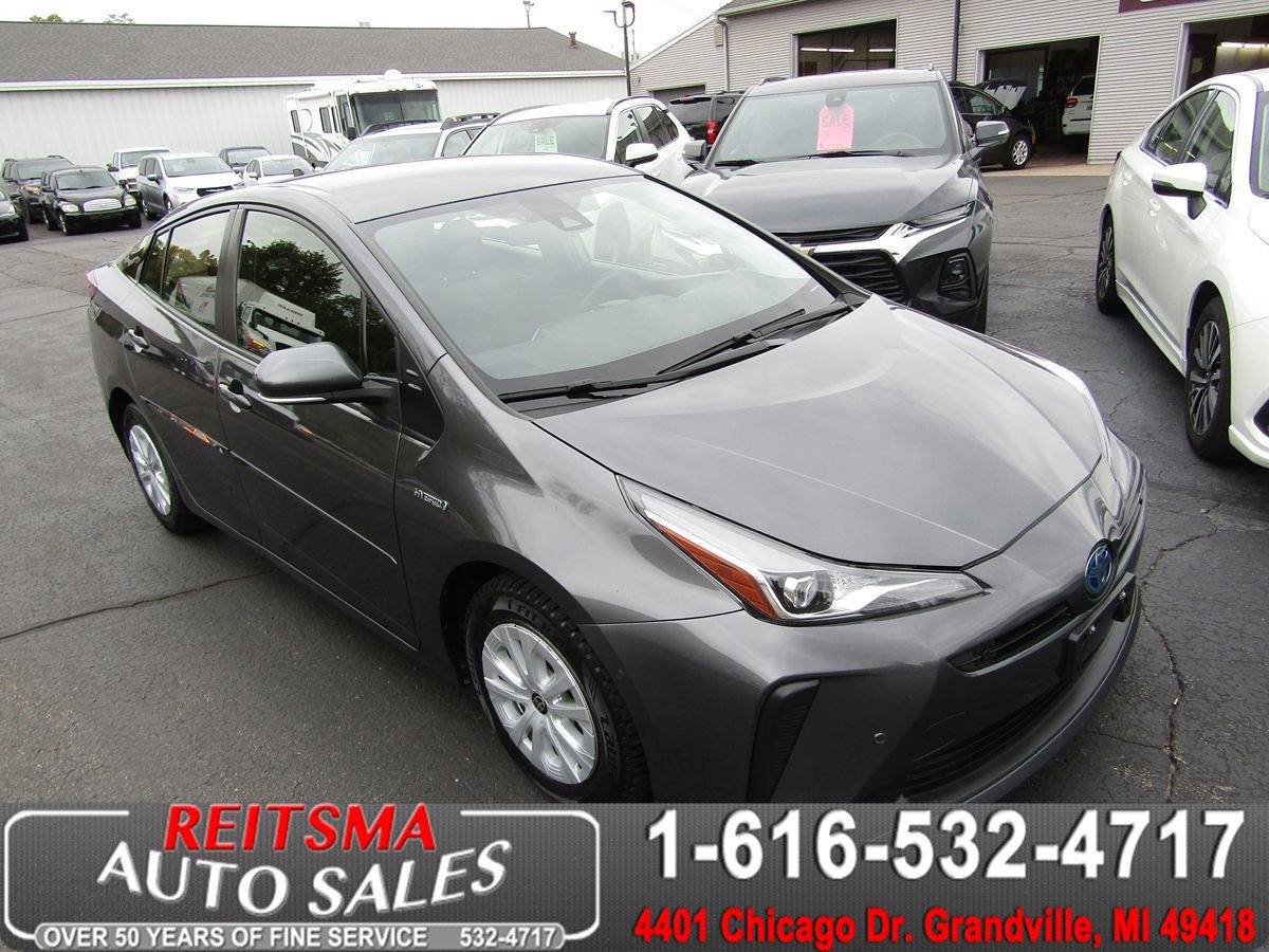 Used 2022 Toyota Prius LE image 1