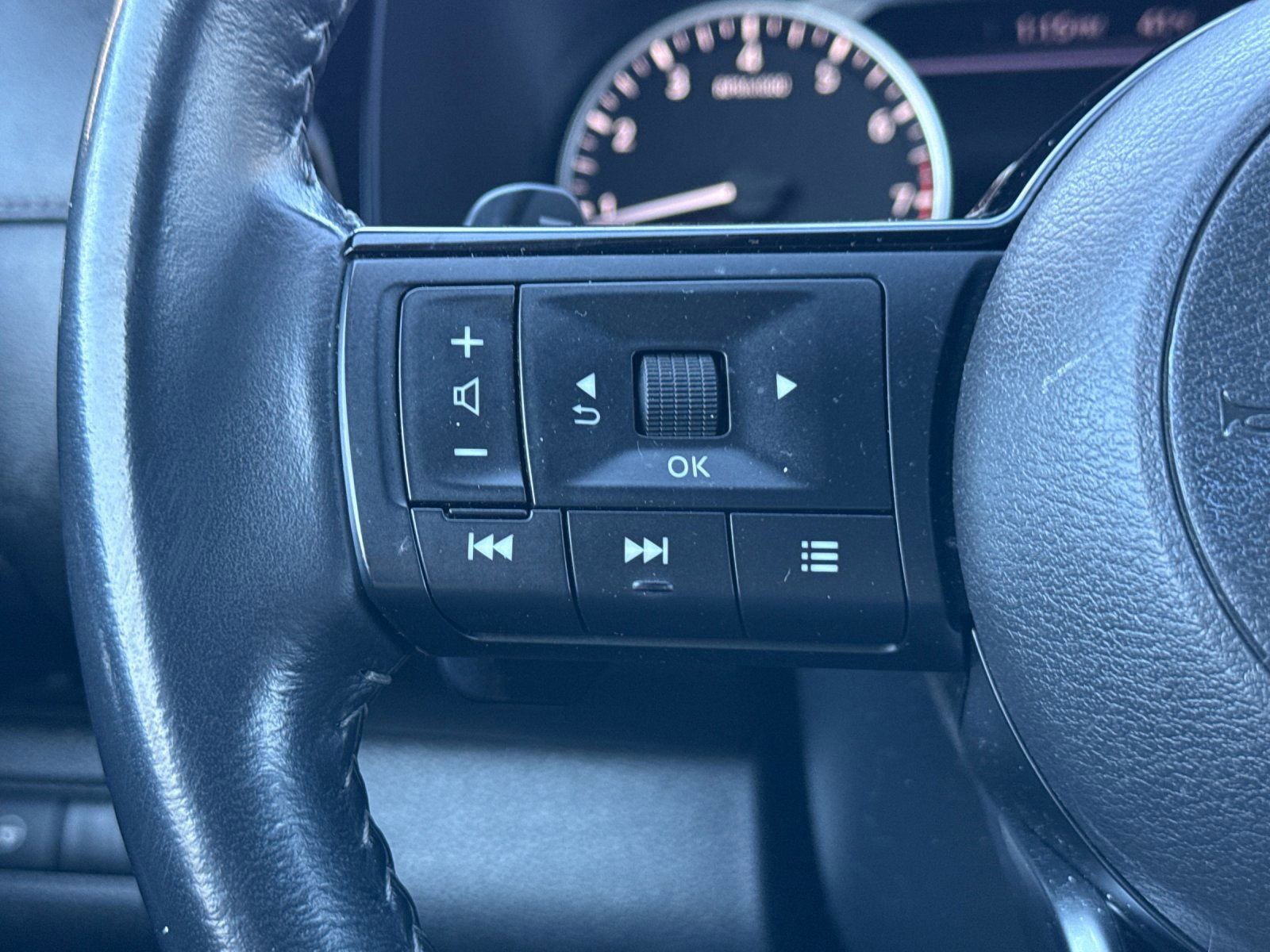 Used 2022 Nissan Pathfinder SV image 27