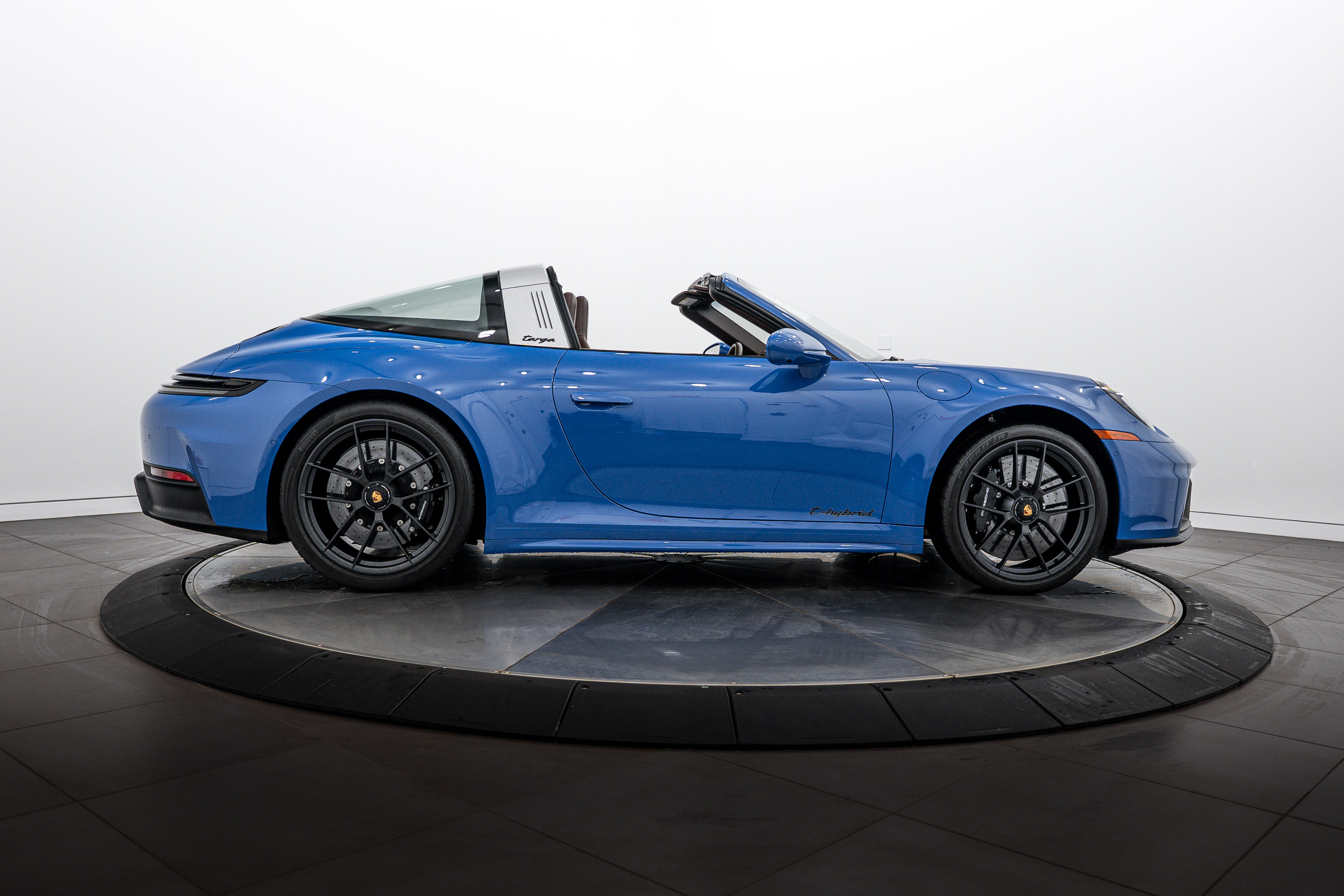 Certified 2025 Porsche 911 Targa 4 GTS AWD/4WD image 8