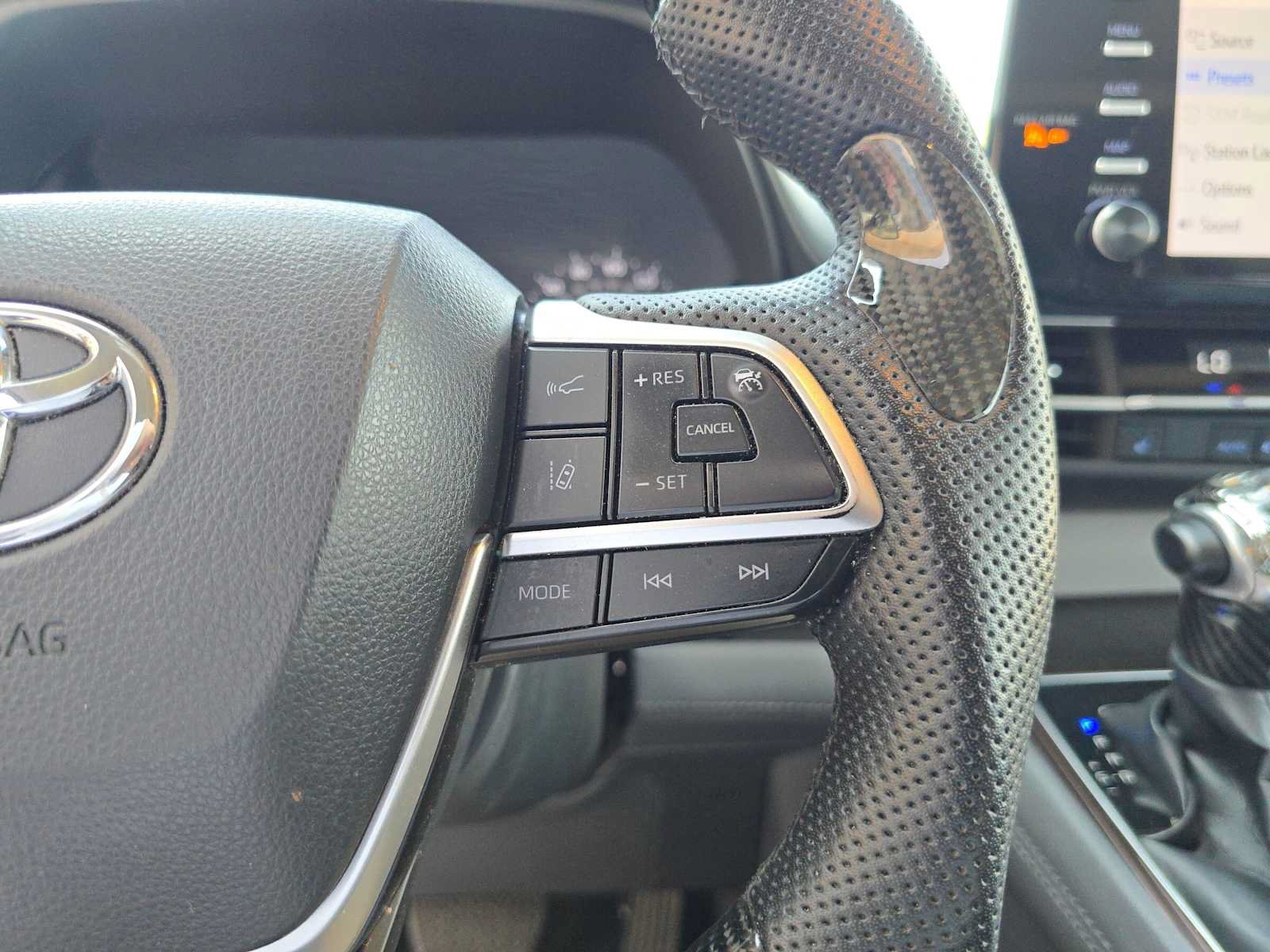 Used 2023 Toyota Sienna XLE FWD image 31