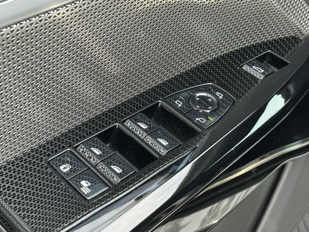 Used 2023 BMW 740i w/ Parking Assistance Package RWD image 13