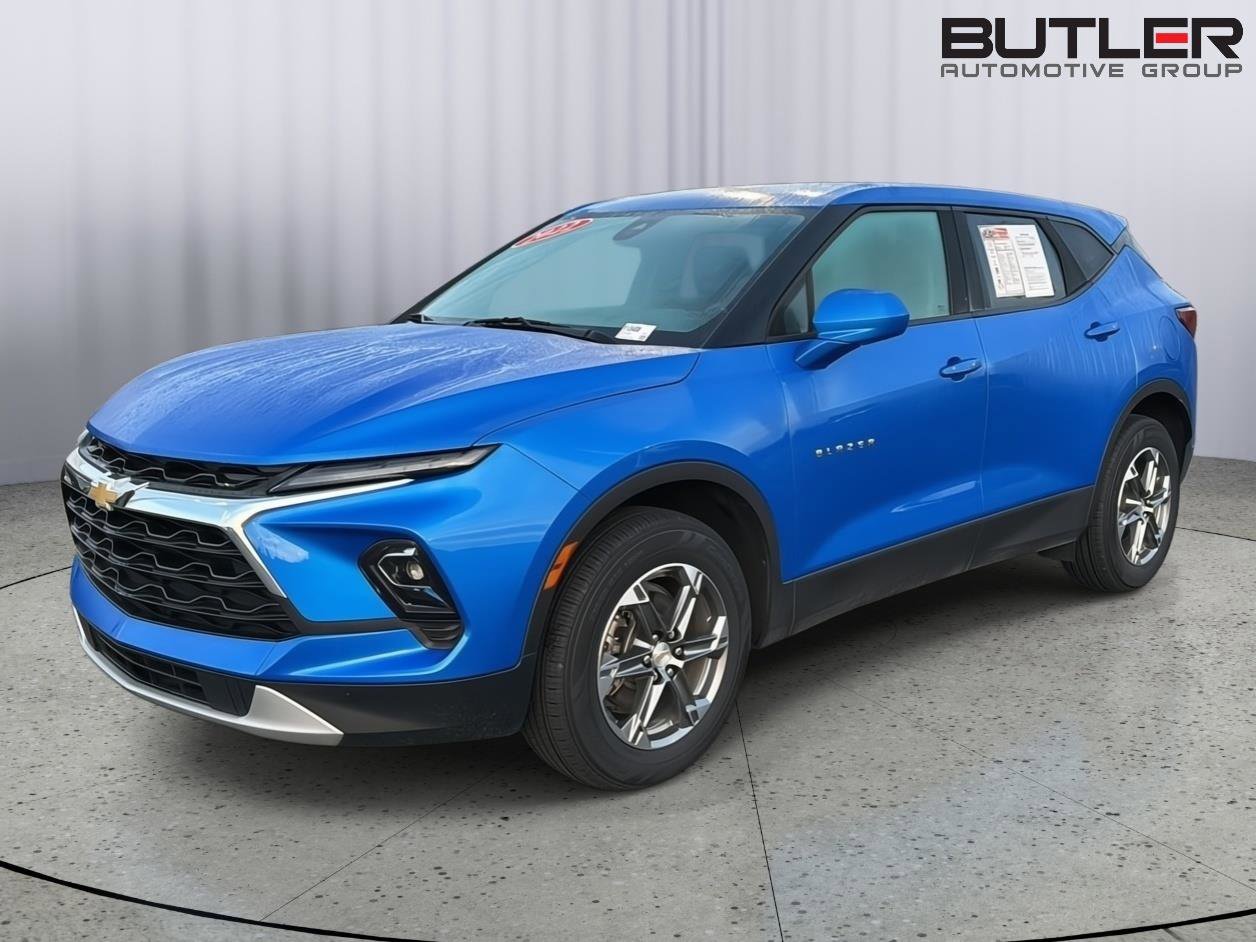 Used 2025 Chevrolet Blazer LT FWD image 2